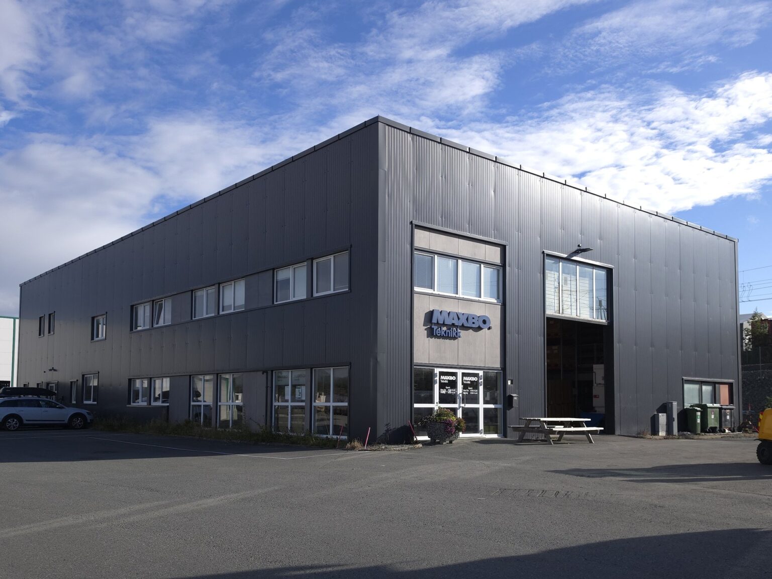 Heggstadmoen 1 K-L på Heimdal, hele bygget sett fra parkeringsplassen
