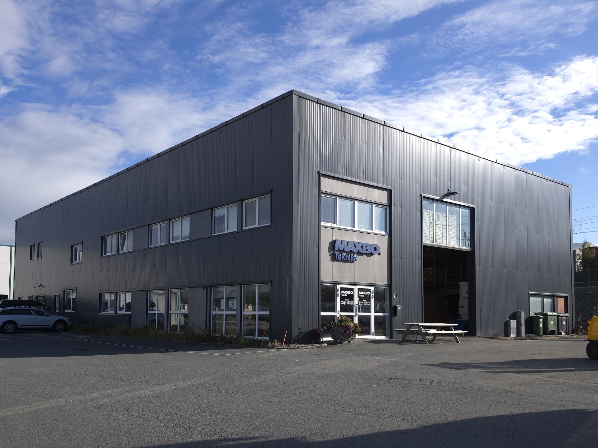 Heggstadmoen 1 K-L på Heimdal, hele bygget sett fra parkeringsplassen